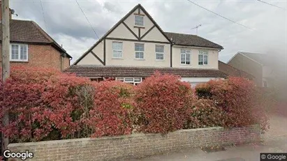 Producties te huur in Woking - Surrey - Foto uit Google Street View