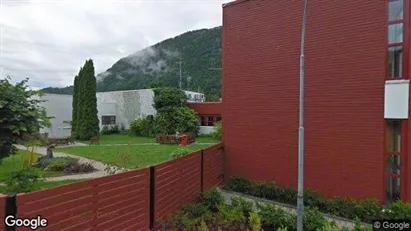 Bedrijfsruimtes te koop in Førde - Foto uit Google Street View