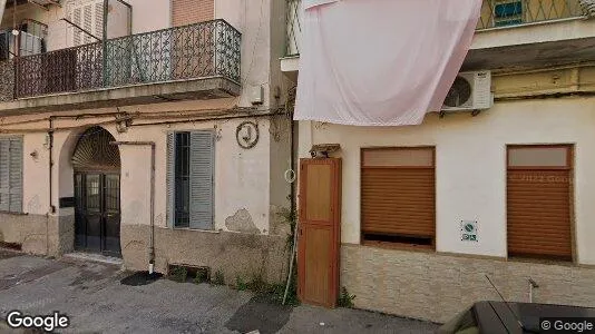 Varastot Myynnissä i Secondigliano - Kuva Google Street Viewstä